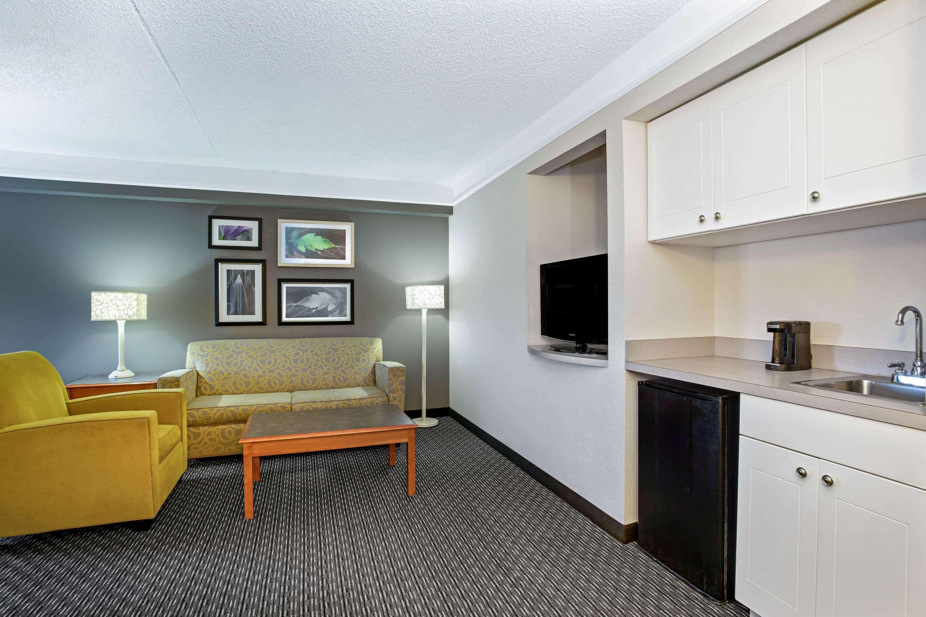 La Quinta By Wyndham Airport Hotel