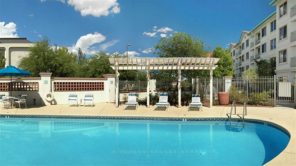 Hotel La Quinta By Wyndham Airport 3*